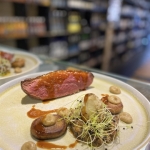 Magret de canard, duxelles de pleurote au foie gras, champignons de paris, compotés d oignons au topinambour rôti au miel.