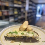 Volaille cuite à basse température, aubergine rôtie et farcie aux oignons, champignons et tome de vache gratinée.